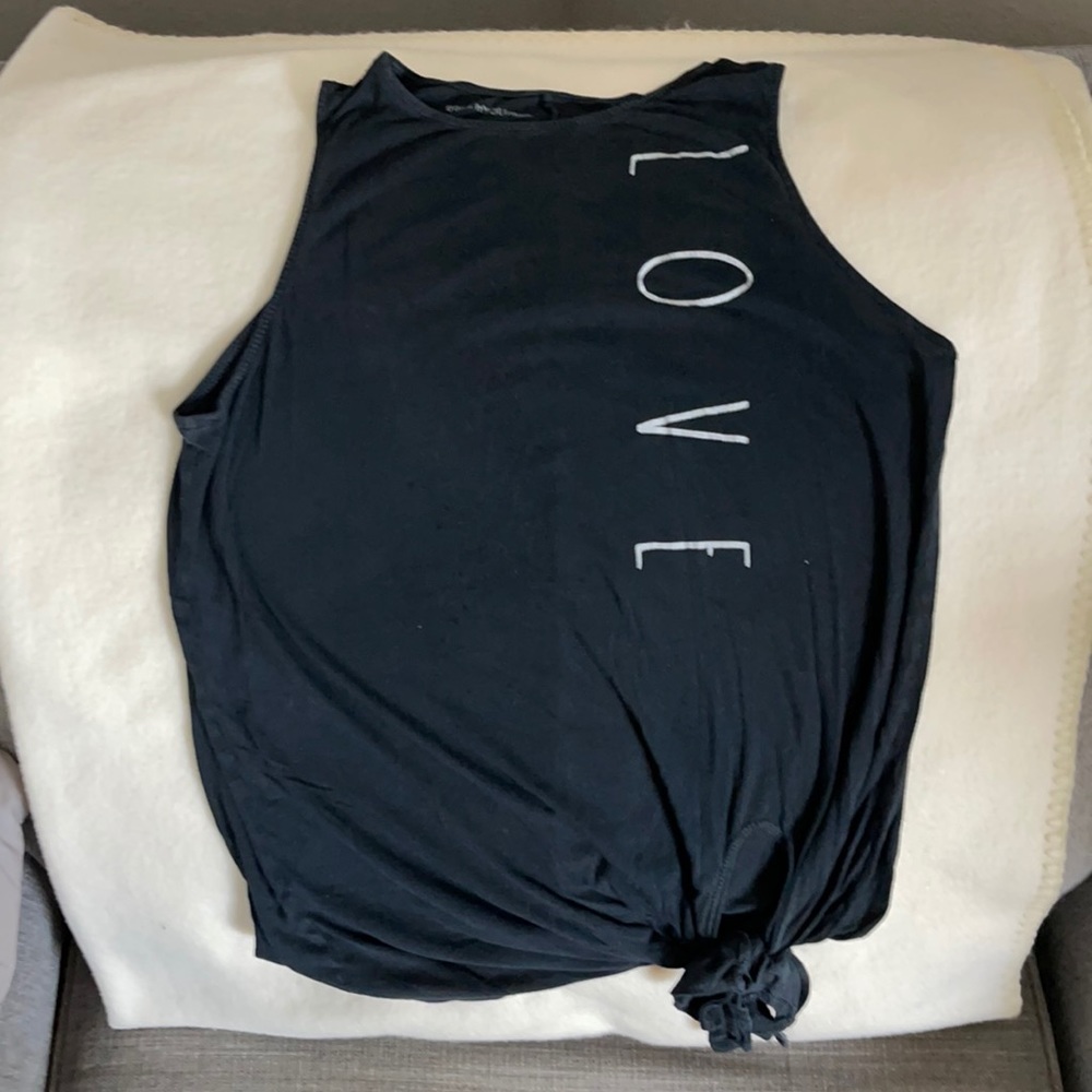 LOVE tank. looks large - says small, fits size 6-8